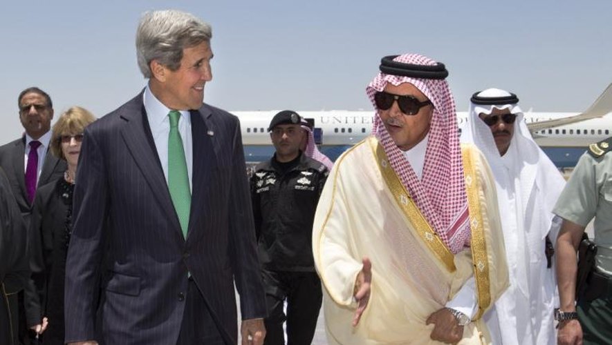 Le secrétaire d'Etat américain John Kerry (g) et le chef de la diplomatie saoudienne Saoud Al-Fayçal le 25 juin 2013 à Jeddah