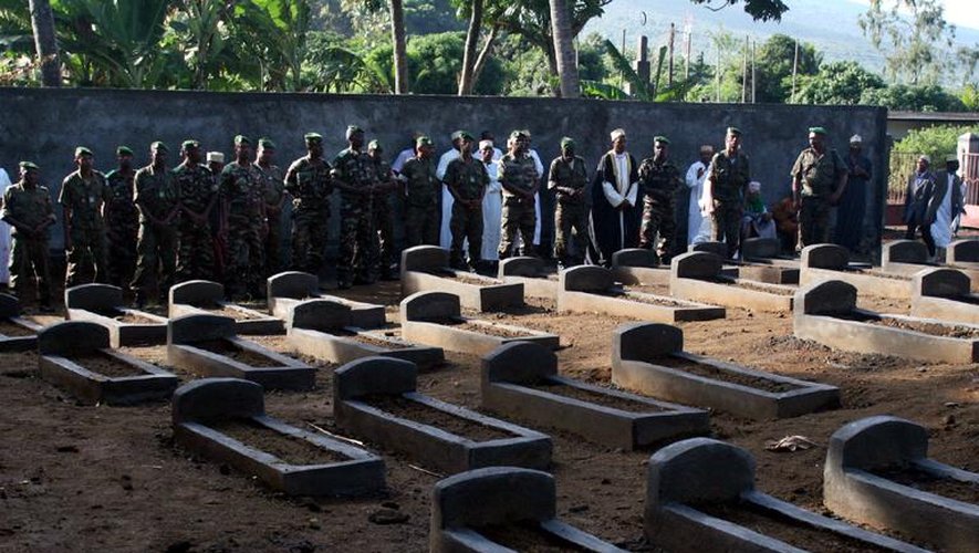 Des officiers comoriens, le 30 juin 2010 à Moroni, devant les tombes des victimes du vol de la Yemenia