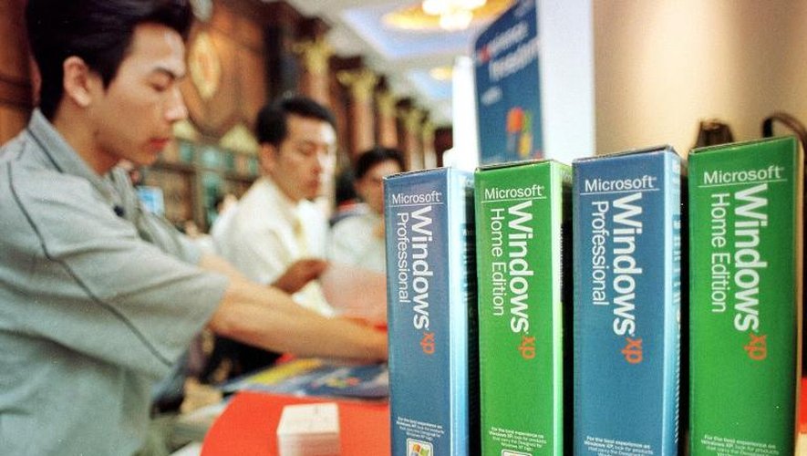 Des boîtes contenant le logiciel Windows XP, à Kuala Lumpur, en Malaisie, le 25 octobre 2001