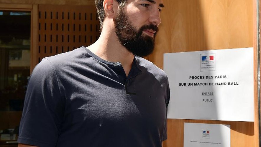 La star du handball français Nikola Karabatic arrive au palais de justice de Montpellier le 15 juin 2015