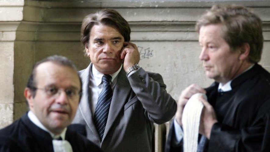 Bernard Tapie (C) avec ses avocats Mes Maurice Lantourne (D) et Hervé Temime (G), le 19 octobre 2005, au palais de justice de Paris