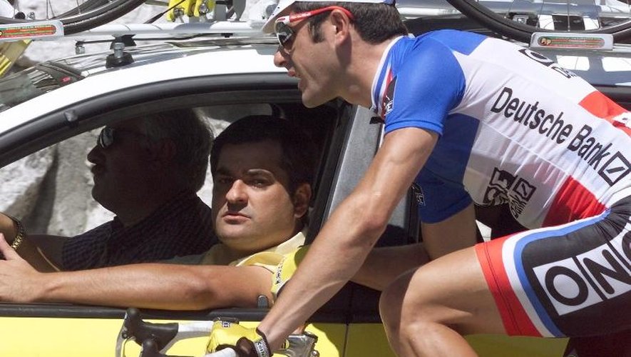 Le coureur Laurent Jalabert discute avec son directeur sportif, Manola Saiz Photo, le 29 juillet 1998 lors de la 17e étape du 85e Tour de France