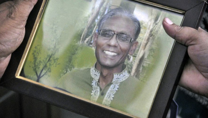 Un homme montre le portrait du professeur Rezaul Karim Siddique, à Rajshahi, le 23 avril 2016