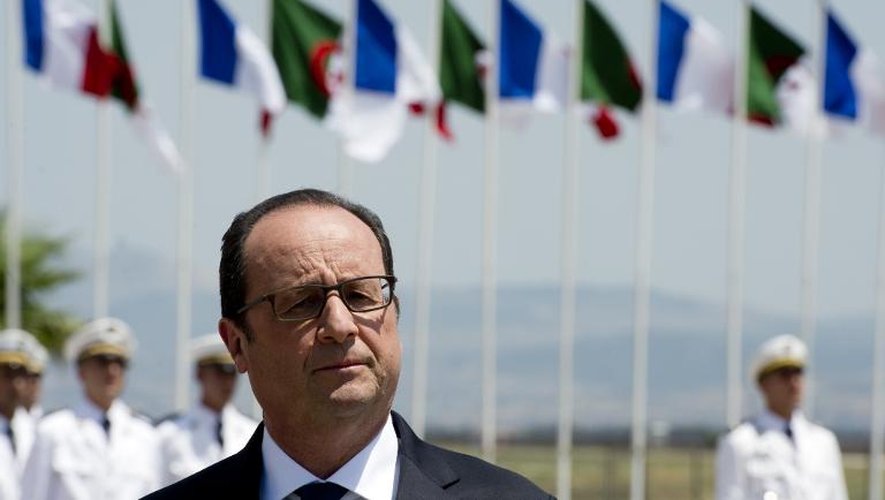 Le président François Hollande à son arrivée à l'aéroport d'Alger, le 15 juin 2015