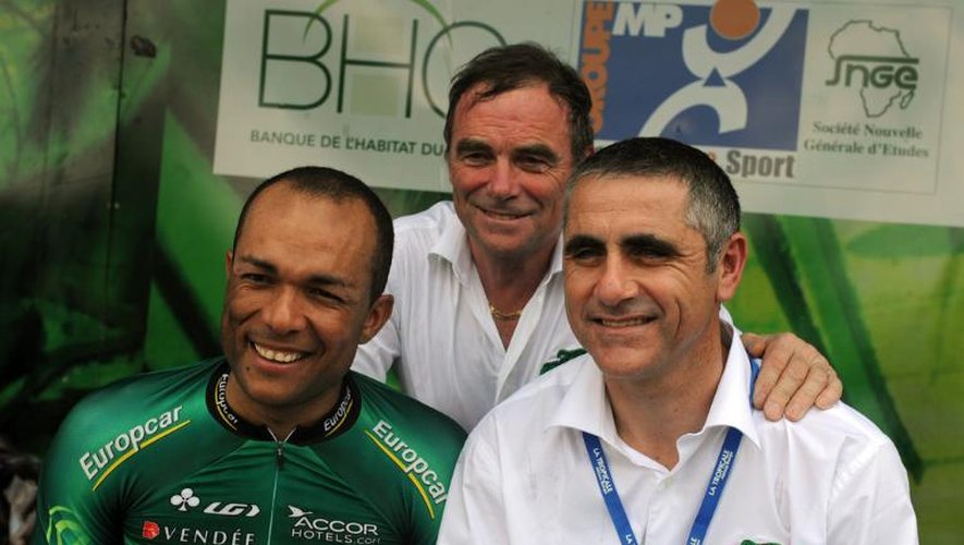 Laurent Jalabert (g) après la 6e étape de la Tropicale Amissa Bongo le 19 janvier 2013 à Kango au Gabon