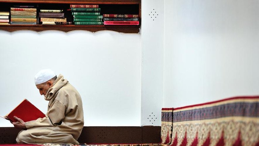 Un fidèle dans une mosquée de Lille le 13 octobre 2012