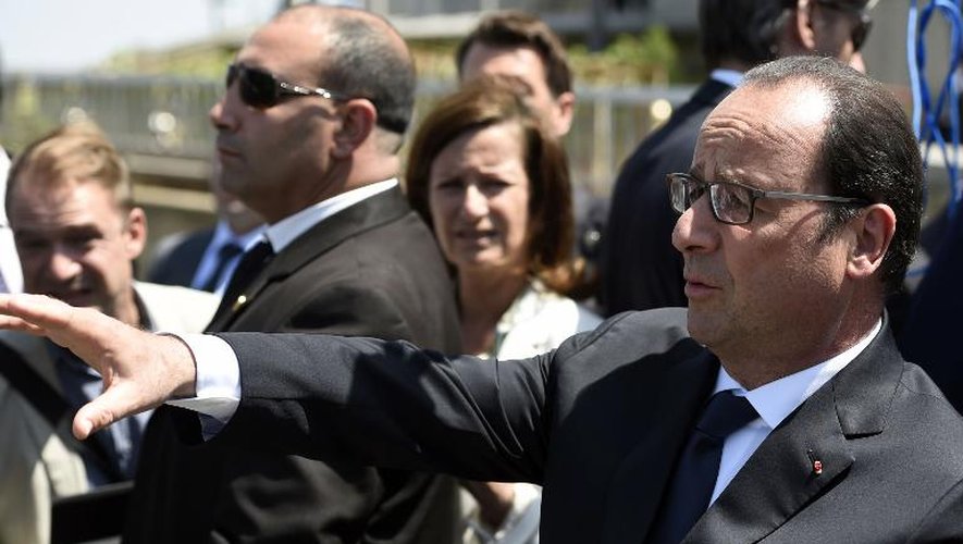 Le président François Hollande arrive au sanctuaire du martyr sur les hauts d'Alger, le 15 juin 2015