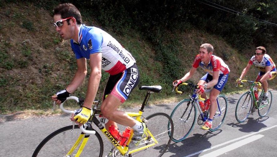 Le Français Laurent Jalabert (gauche) lance une échappée avec son frère Nicolas (centre) et le Néerlandais Bart Voskamp lors de la 12e étape du Tour de France 1998, le 24 juillet 1998