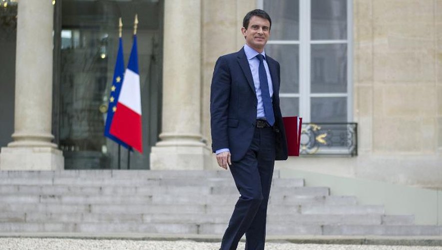 Le Premier ministre Manuel Valls quitte l'Elysée, à Paris le 4 avril 2014