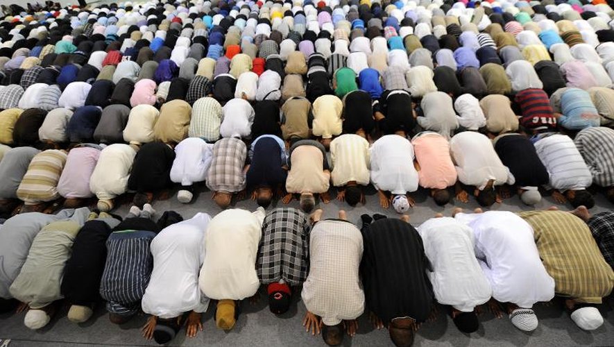 Des fidèles prient dans la Grande Mosquée of Strasbourg le 1er août 2011