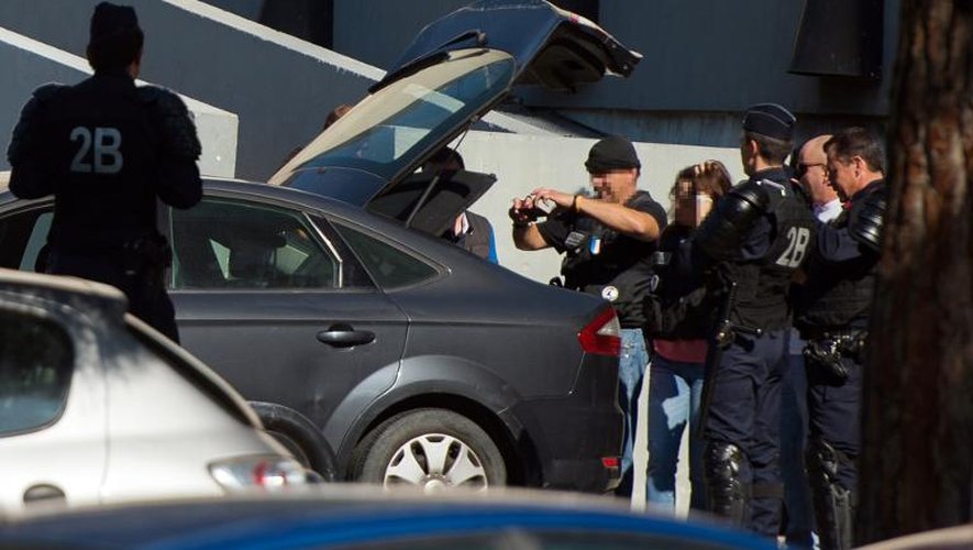 Des policiers français enquêtent à La Castellane, à Marseille, le 15 juin 2015