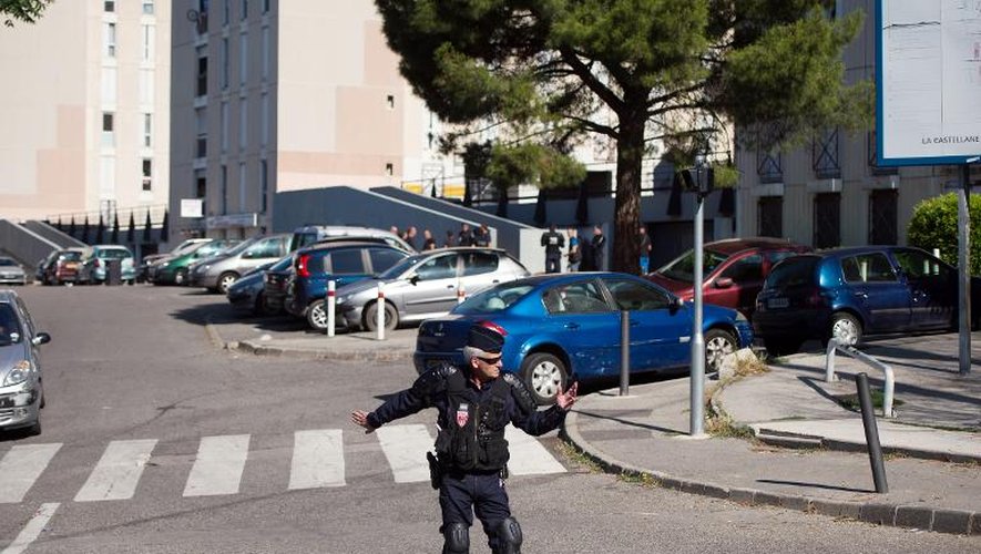 Un policier régule le trafic automobile à La Castellane, à Marseille, le 15 juin 2015