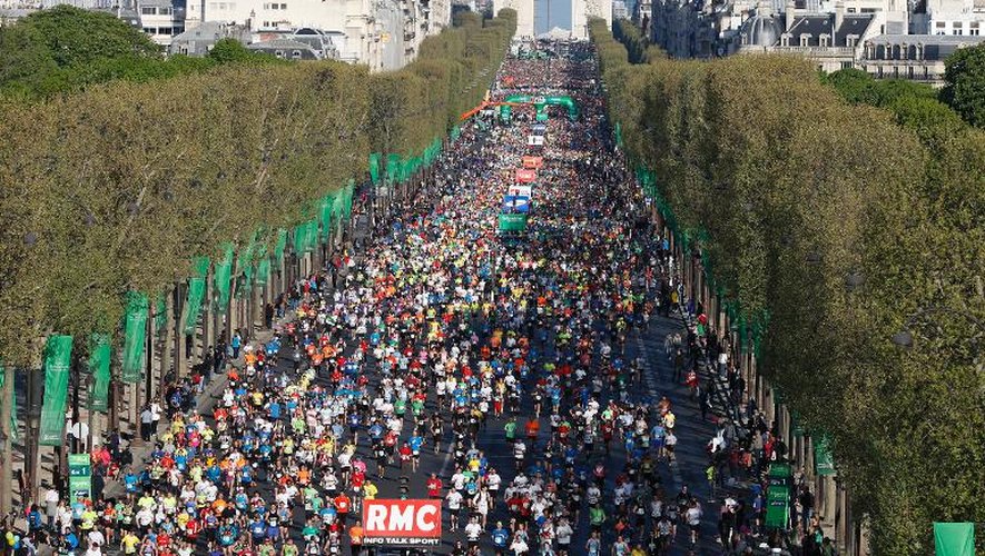 Les coureurs du 38e marathon de Paris sur les Champs Elysées au départ de la course, le 6 avril 2014