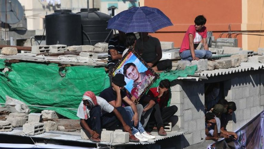 Des fans du chanteur Mohammad Assaf attendent son retour à Gaza, le 25 juin 2013