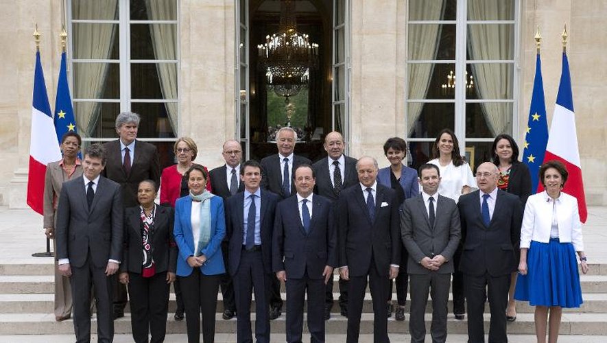Le nouveau gouvernement Valls, autour du président François Hollande, après le premier conseil des ministres à l'Elysée, le 4 avril 2014