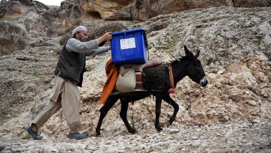 Une urne électorale transportée à dos d'âne en Afghanistan pour le scrutin présidentiel, dans la région de Balkh dans le nord du pays, le 3 avril 2014