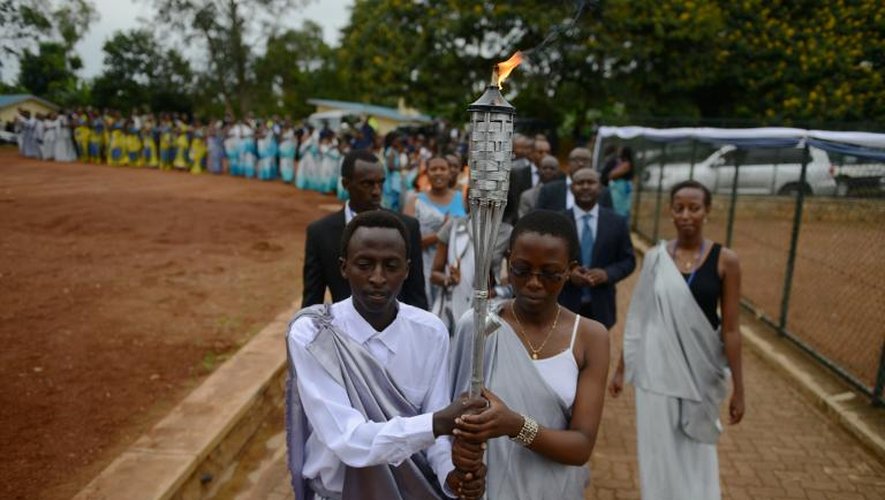 La torche du souvenir qui a fait le tour du Rwanda, durant une procession dans l'arrondissement de Kicukiru le 5 avril 2014. Elle retournera le 7 avril au memorial de Kigali pour marquer les 20 ans du génocide
