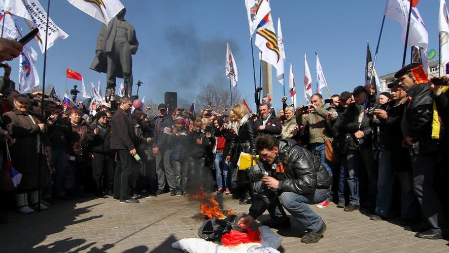 Des manifestants pro-russes brûlent l'effigie d'une figure du nationalisme ukrainien, Stepan Bandera, le 6 avril 2014 à Donetsk, dans l'est de l'Ukraine