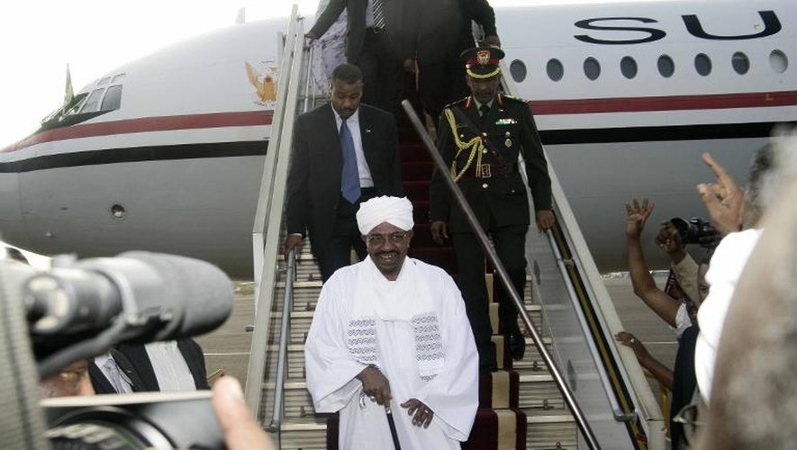 Le président soudanais Omar el-Béchir arrive à Karthoum le 15 juin 2015 venant de Johannesbourg