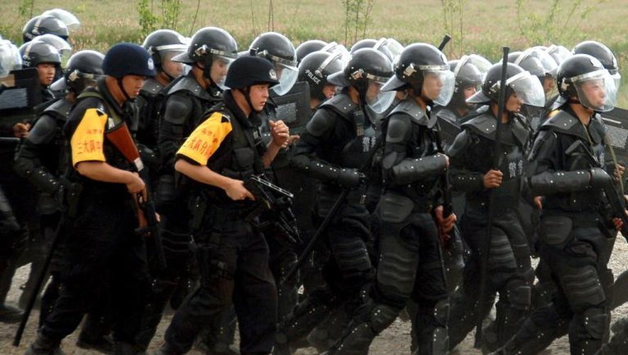 Des policiers chinois lors d'un entraînement dans la région du Xinjiang, le 10 juin 2010