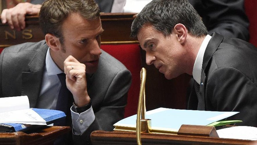 Le ministre de l'Economie Emmanuel Macron (g) et le Premier ministre Manuel Valls à l'Assemblée à Paris, le 9 juin 2015