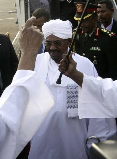 Le président soudanais Omar el-Béchir est salué à son arrivée à Khartoum le 15 juin 2015 en provenance de Johannesbourg