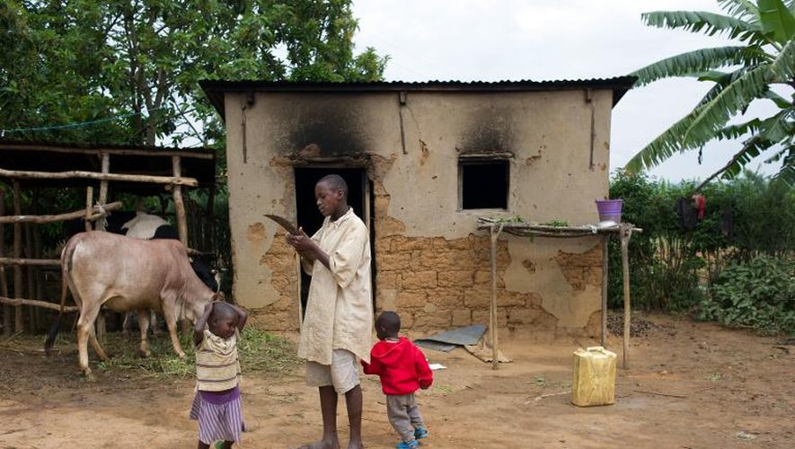 Des enfants de deux familles différentes jouent ensemble à Mbyo le 12 mars 2014