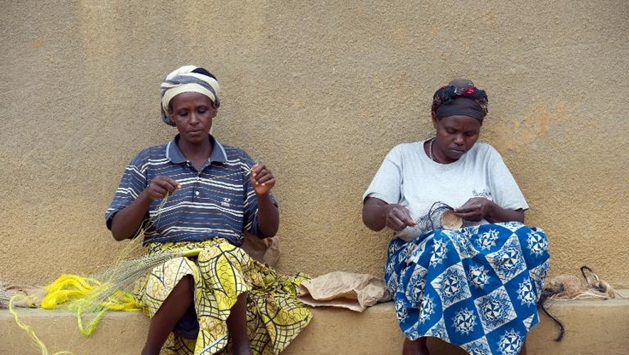 Cécile Mukagasana (gauche) travaille aux côtés d'Espérence Kaziguemo, dont l'époux a massacré sa famille, dans le village de Mbyo, le 12 mars 2014