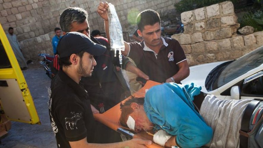 Des médecins s'occupent d'un combattant, blessé dans une explosion à Al-Rami, dans une province du nord-ouest, le 24 juin 2013