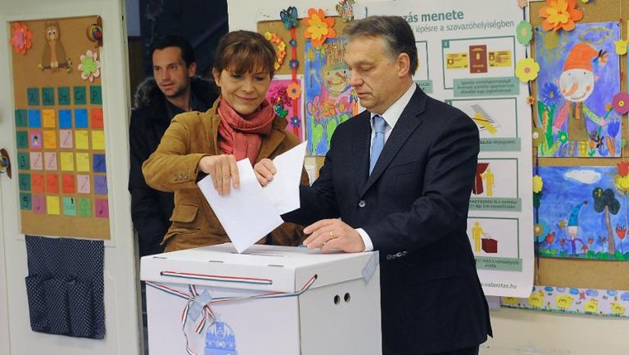 Le Premier ministre hongrois Viktor Orban et sa femme votent à Budapest le 6 avril 2014