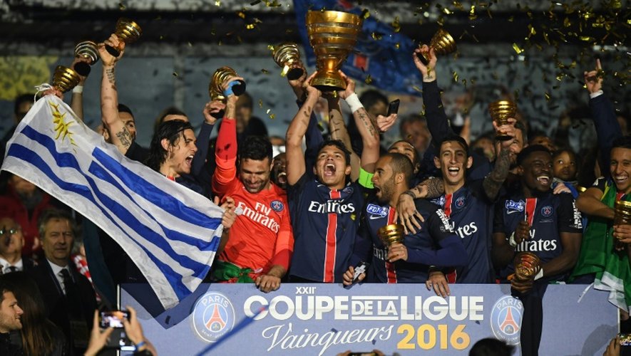 Les joueurs du PSG brandissent la Coupe de la Ligue, remportée face à Lille, le 23 avril 2016 au Stade de France