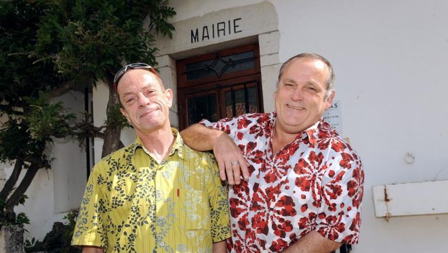Jean-michel Martin (G) et Guy Martineau-Sepel, le 15 juin 2013, devant la mairie d'Arcangues (Pyrénées-Atlantiques)