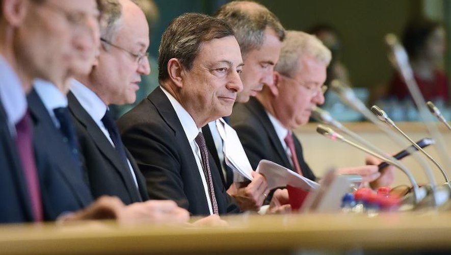 Le président de la Banque centrale européenne (BCE) Mario Draghi (c) à Bruxelles, le 15 juin 2015