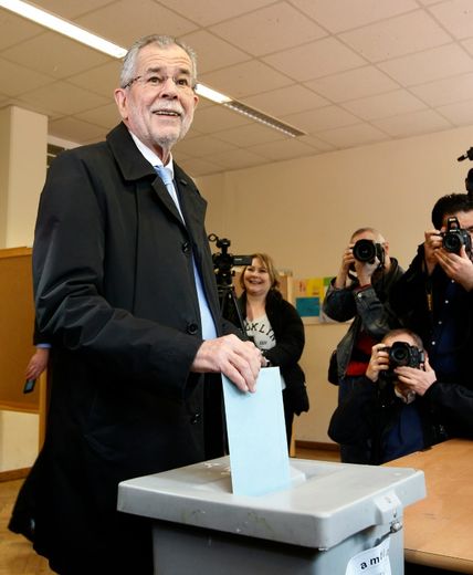 Le candidat écologiste Alexander Van der Bellen  vote à Vienne, en Autriche, le 24 avril 2016