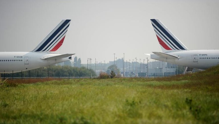 Deux avions d'Air France sur le tarmac de l'aéroport de Roissy Charles-de-Gaulle près de Paris, le 24 septembre 2014