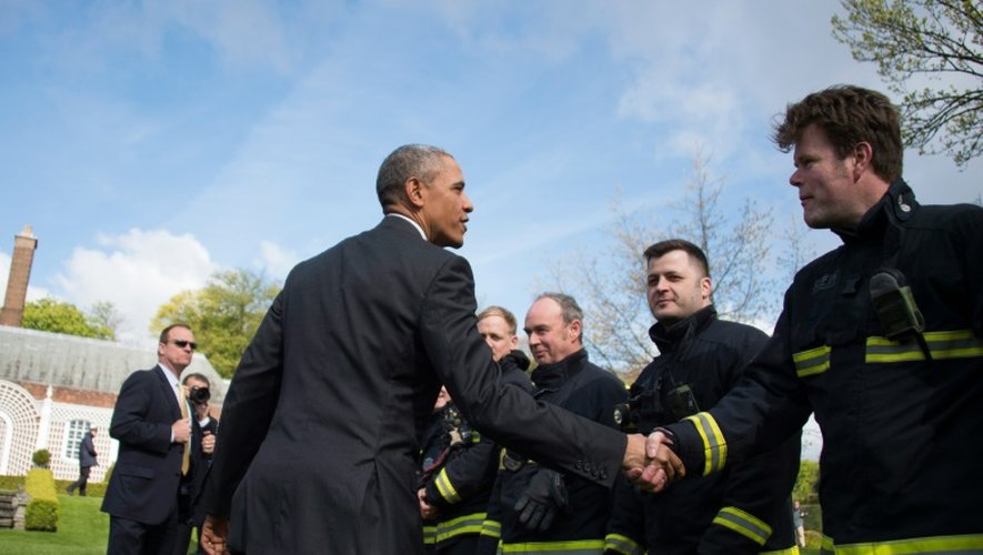 Le président américain Barack Obama remercie les membres des services de protection, le 24 avril 2016 à Londres, avant son départ pour l'Allemagne