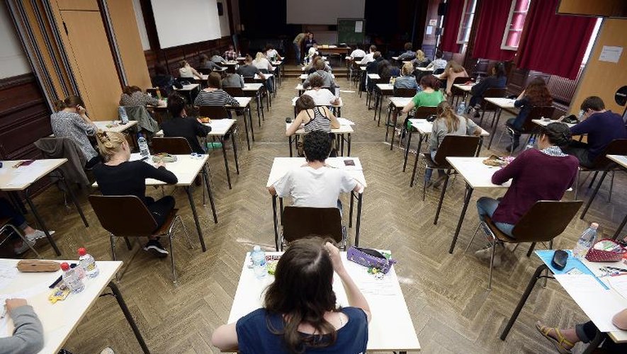 Des élèves commencent l'épreuve de philosophie du baccaulauréat, le 16 juin 2014 au lycée Fustel de Coulanges à Strasbourg (Bas-Rhin)
