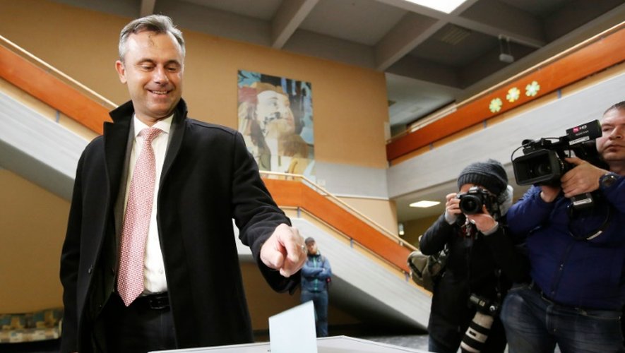 Le candidat du parti d'extrême-droite FPO Norbert Hofer dépose son bulletin dans l'urne le 24 avril 2016 à Pinkafeld