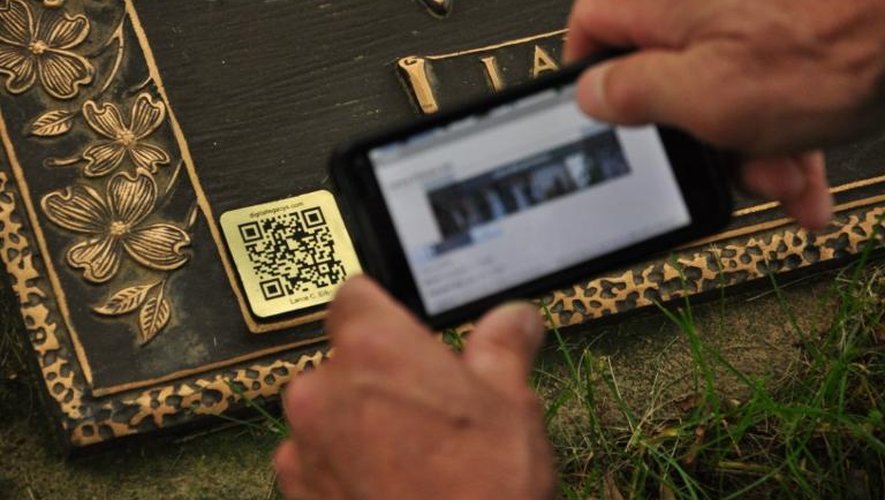 Un homme scanne un code-barres placé sur une tombe à Philadelphie, aux Etats-Unis, le 16 juin 2013