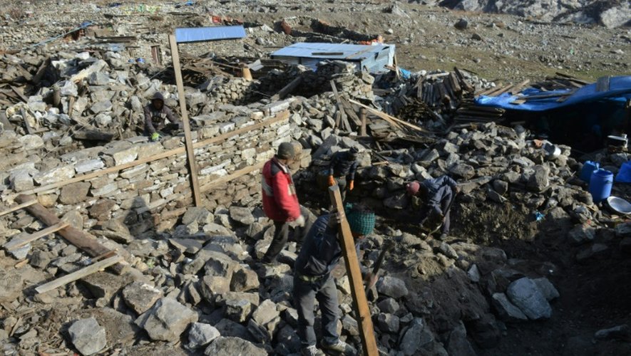 Des habitants de Langtang au Népal tentent de reconstruire leur maison, le 7 avril 2016