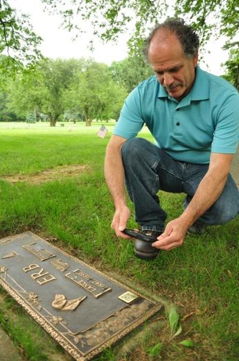 Un homme scanne un code-barres sur une tombe à Philadelphie, le 16 juin 2013