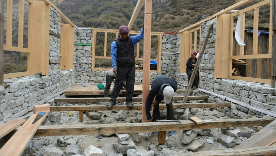 Des habitants de Langtang au Népal reconstruisent leur maison, le 7 avril 2016