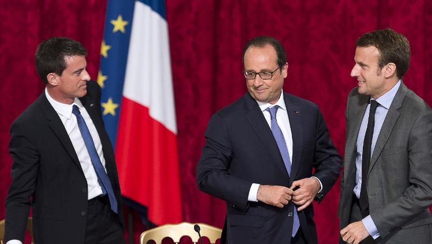 Le président, François Hollande aux côtés du Premier ministre, Manuel Valls et du ministre de l'Economie et de l'Industrie, Emmanuel Macron à l'Elysée, le 16 juin 2015