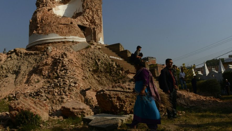 Les ruines de la tour de Darahara, haute de plus de 60 mètres avant le tremblement de terre, à Katmandou le 24 avril 2016