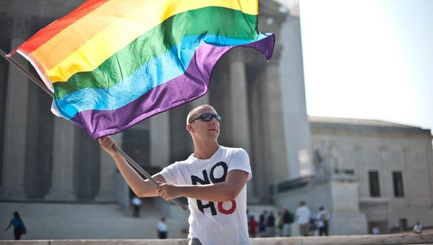 Un militant pro mariage gay agite un drapeau devant la Cour suprême américaine, le 25 juin 2013 à Washington