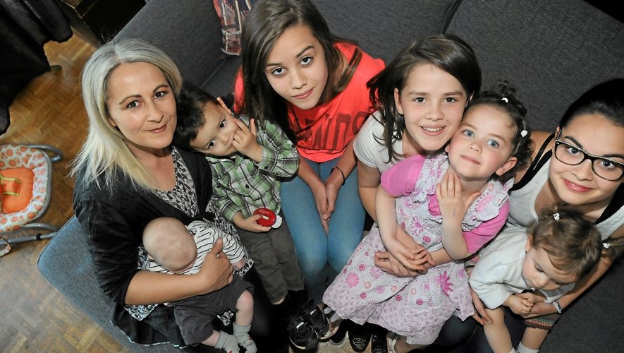 Annie De Peretti Vargas et ses 7 enfants, en avril 2014.
