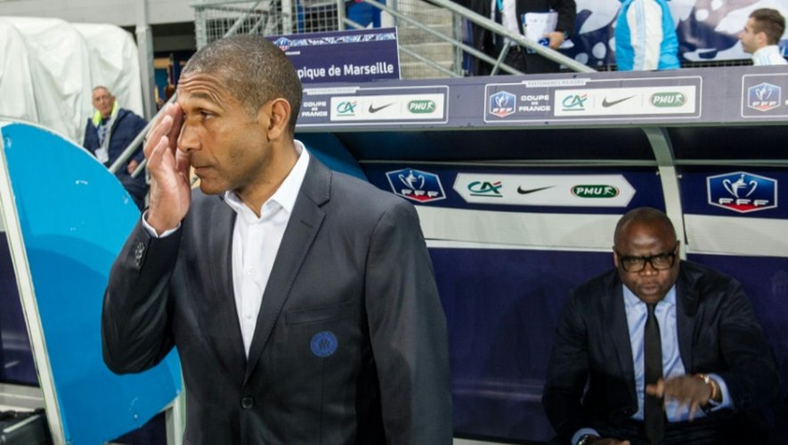 Le nouvel entraîneur de Marseille Franck Passi (g) et le coordinateur sportif Basile Boli lors de la demi-finale de la Coupe de France face à Sochaux, le 20 avril 2016 à Auguste Bonal