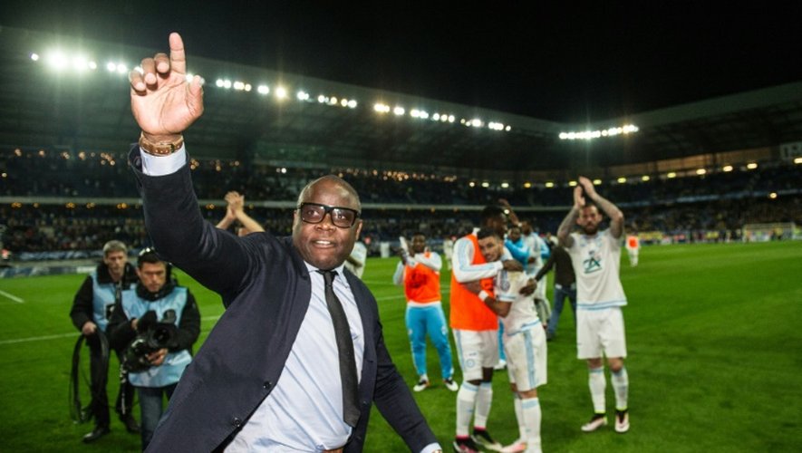 Basile Boli, désormais coordinateur sportif de Marseille, salue les supporteurs à la fin de la demie de Coupe de France face à Sochaux, le 20 avril 2016 à Auguste-Bonal