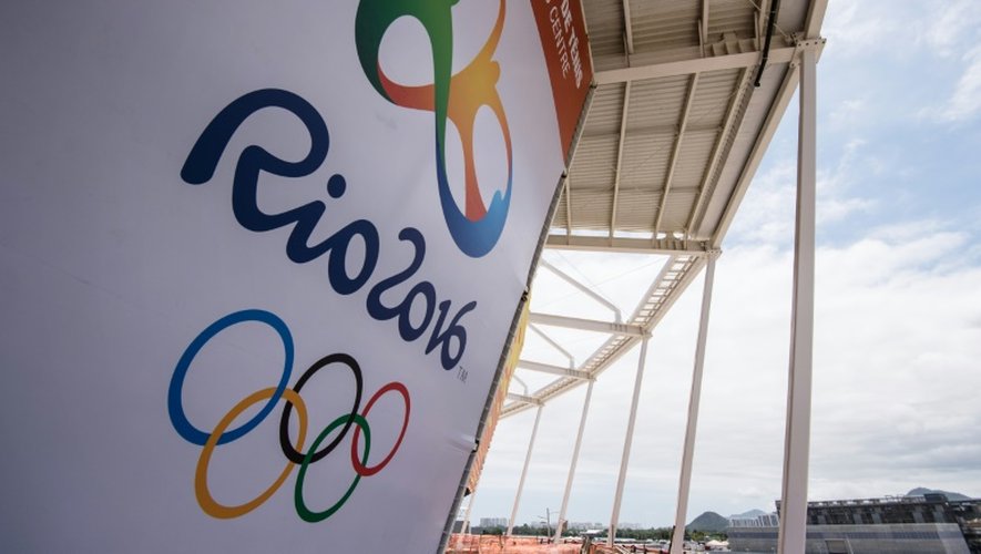 Le logo des JO-2016 déployé sur la façade du centre de tennis au Parc olympique de Rio de Janeiro, le 11 décembre 2016