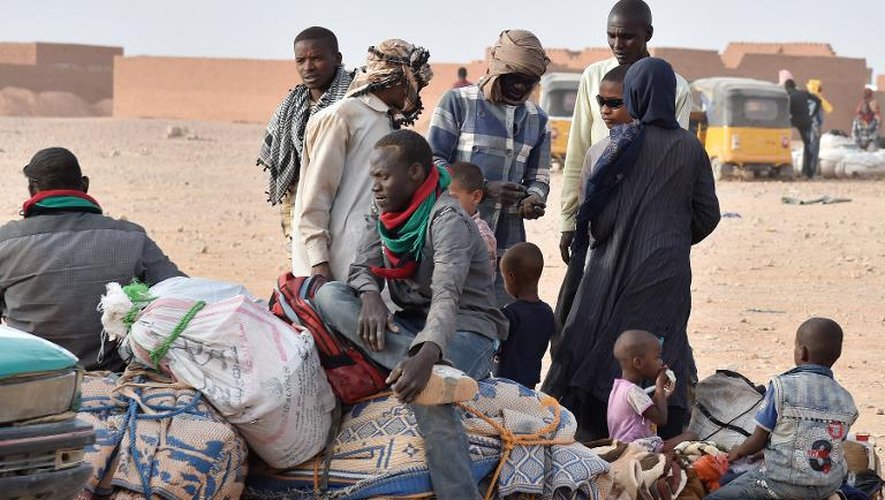 Des migrants de l'Afrique de l'ouest de retour de Libye empilent leurs balluchons dans une rue d'Agadez, au Niger, le 30 mai 2015